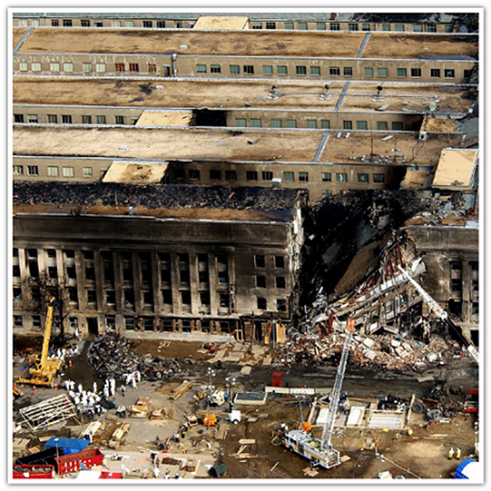 Na zdjęciu widoczny jest zbombardowany budynek. Budynek jest bardzo duży. Ma klika pięter.