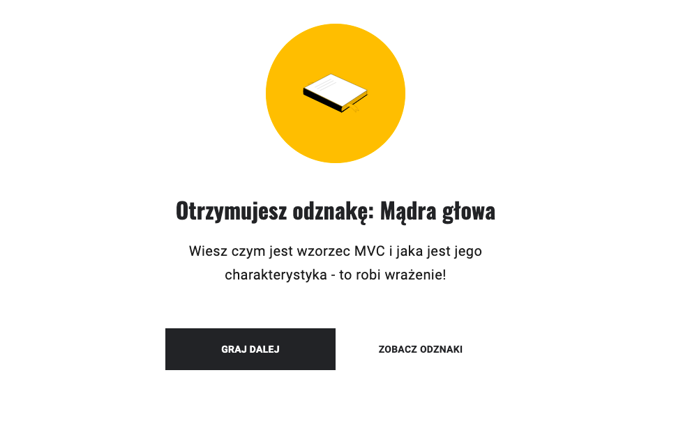 Na ilustracji widoczny jest przykładowy widok zdobytej odznaki przez ucznia podczas gry. U góry grafika książki w pomarańczowym kole. Pod nią napisany jest nagłówek "Otrzymujesz odznakę: mądra głowa". Poniżej jest informacja, za jaką wiedzę została zdobyta odznaka. Na samym dole są do wyboru: czarny przycisk "Graj dalej" lub biały "Zobacz odznaki".