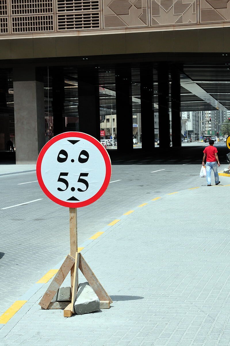 Zdjęcie przedstawia znak drogowy. Na znaku zapisane  jest dwukrotnie 5.5 raz za pomocą cyfr stosowanych w Europie drugi raz za pomocą cyfr stosowanych w krajach arabskich. Cyfra 5 w krajach arabskich przypomina kształtem literę o.