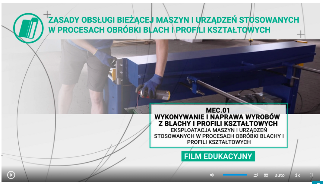 Widok początkowy drugiego filmu edukacyjnego o tytule znajdującym się na górze strony "Zasady obsługi bieżącej maszyn i urządzeń stosowanych w procesach obróbki blach i profili kształtowych". Po prawej stronie na dole znajduje się plansza z tytułem całej lekcji em e ce kropka zero jeden. Wykonywanie i naprawa wyrobów z blachy i profili kształtowych. Eksploatacja maszyn i urządzeń stosowanych w procesach obróbki blachy i profili kształtowych.