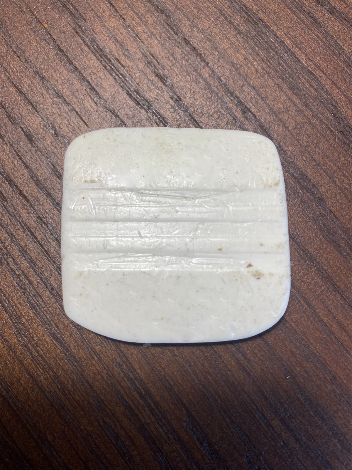 Zdjęcie przedstawia mydełko krawieckie. To biała kostka przypominająca małe mydło.