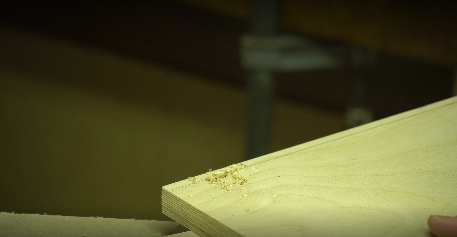 Na zdjęciu widzimy zbliżenie elementu pokazanego na poprzedniej fotografii. Wycięto w nim niewielki okrągły otwór na śrubę. 