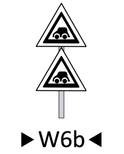 Wskaźnik wu sześć be. Dwa trójkąty równoboczne osadzone na słupku jeden pod drugim. Są takie same. Oba są białe i mają czarny kontur. W każdym znajduje się rysunek samochodu osobowego.