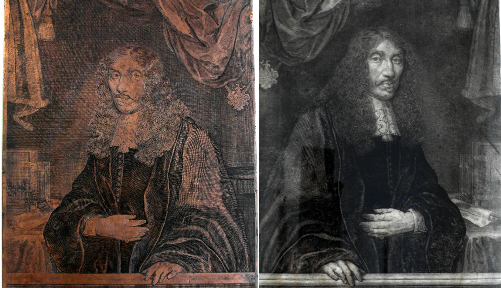 Ilustracja przedstawia płytę miedziorytniczą oraz jej odbitkę. Na ilustracji po prawej i lewej stronie, znajduje się mężczyzna w długich kręconych włosach. Mężczyzna ubrany jest w długą ciemną szatę. W tle widoczny jest pokój.