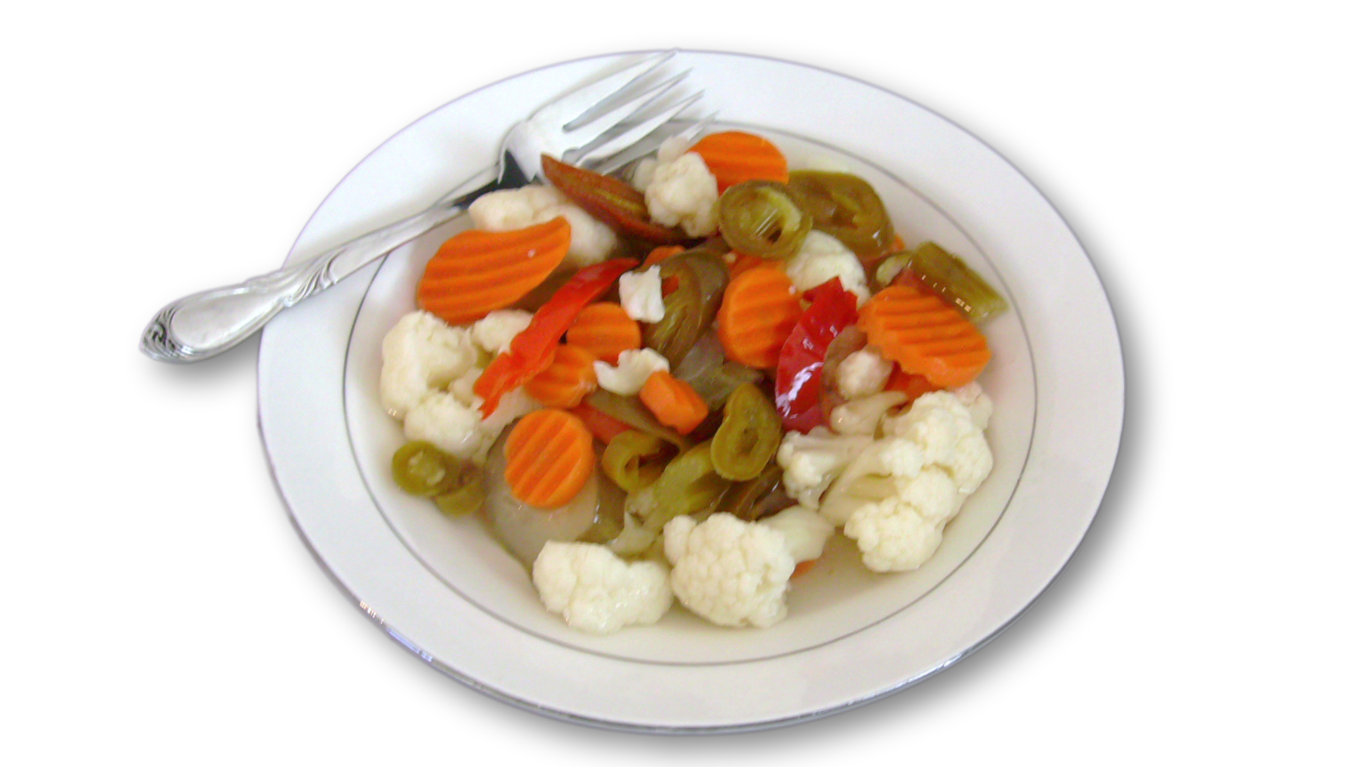 Zdjęcie przedstawia włoską potrawę Giardiniera
 na talerzu. Na talerzu znajdują małe kawałki pomieszanych warzyw takich jak: kalafior, plasterki marchewki, pokrojone papryczki. Na talerzu leży widelec.