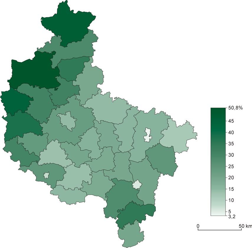 Na rysunku mapa obrazująca lesistość województwa wielkopolskiego w 2013 roku. Obok mapy przedstawiona jest legenda – prostokąt w kolorze zielonym. Natężenie koloru zmienia się stopniowo w zależności od zalesienia. Bladozielony kolor odpowiada minimalnemu zalesieniu 3,2%, a ciemnozielony największemu w tym województwie – 50,8%. Województwo podzielone jest na powiaty, a każdy powiat pokolorowany jest na zielono w odpowiednim odcieniu zależnym od stopnia zalesienia. Powiaty o największym zalesieniu znajdują się w północno zachodniej i południowo wschodniej części województwa.