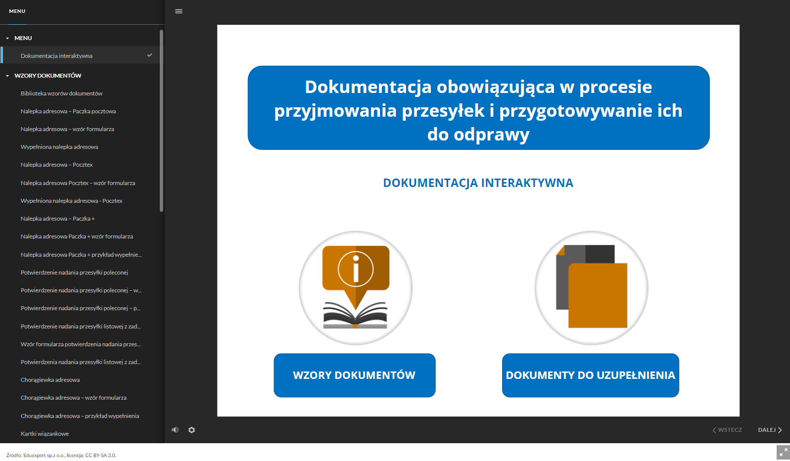 Grafika przedstawia pierwszą stronę dokumentacji interaktywnej. Po lewej stronie dokumentacji znajduje się interaktywne menu ze strukturą całej dokumentacji. W kolejnych wierszach znajdują się tytuły dokumentów. Obok znajduje się strona główna  dokumentacji interaktywnej.  W górnej części na niebieskim polu wyświetla się tytuł multimedium: "Dokumentacja obowiązująca w procesie przyjmowania przesyłek i przygotowywanie ich do odprawy". Poniżej znajduje się napis: “Dokumentacja interaktywna”. W dolnej części ekranu znajdują się dwa pola interaktywne. Pole po lewej stronie składa się z grafiki i podpisu. W szarym okręgu jest otwarta książka, nad którą jest pomarańczowa chmurka, wewnątrz której jest litera i w białym okręgu. Pod grafiką jest niebieskie pole z napisem: "Wzory dokumentów". Pole po prawej stronie składa się z grafiki i podpisu. W szarym okręgu są dwa prostokąty: pomarańczowy oraz czarno‑szary. Drugi prostokąt przykryty jest przez pierwszy i ma zagięty jeden z rogów, który jest pomarańczowy. Pod grafiką jest niebieskie pole z napisem: "Dokumenty do uzupełnienia". W dolnej części okna dokumentacji przyciski funkcyjne: ikona głośnika do regulacji głośności, ikona koła zębatego do wyświetlenia dodatkowych opcji, przyciski wstecz i dalej do nawigowania po dokumentacji oraz ikona w postaci kwadratu z dwiema strzałkami, która służy do uruchomienia trybu pełnoekranowego.