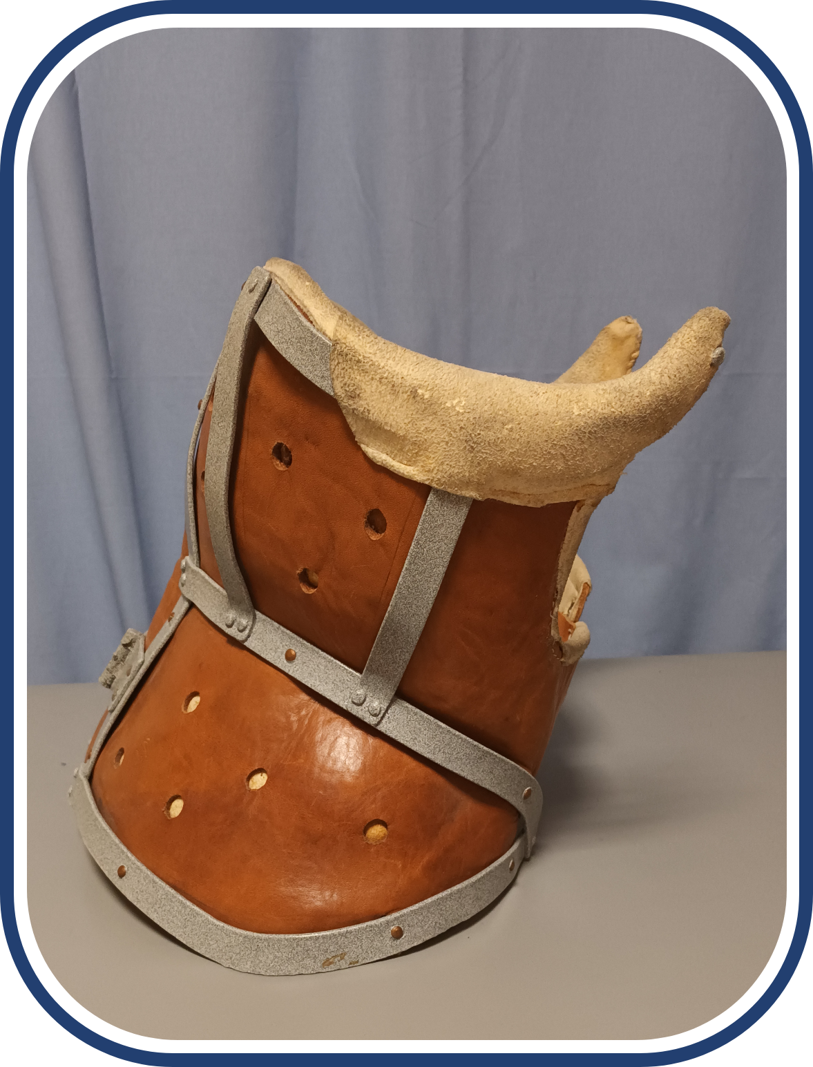 Zdjęcie przedstawia gorset wykonany ze skóry ze wzmocnieniami w postaci metalowych szyn.