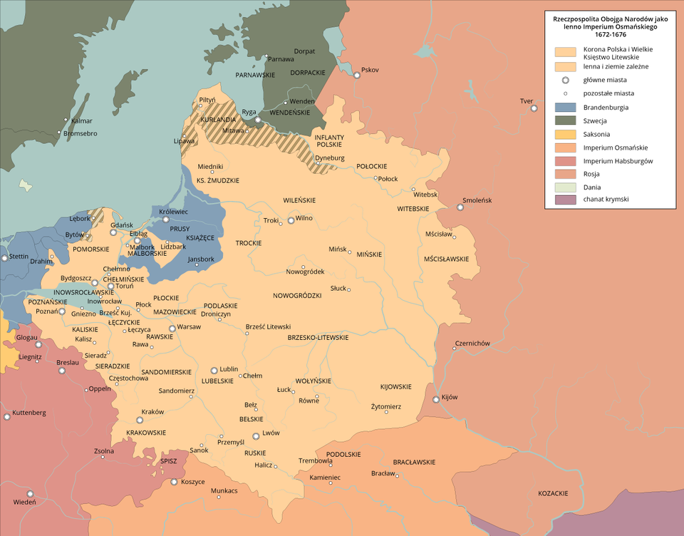 Mapa ukazująca Rzeczpospolitą Obojga Narodów jako lenno Imperium Osmańskiego 1672‑1676. Korona Polski i Wielkie Księstwo Litewskie: Inflanty Polskie, Połockie, Witebskie, Mścisławskie, Kijowskie, Wołyńskie, Ruskie, Krakowskie, Sandomierskie, Sieradzkie, Kaliskie, Poznańskie, Inowrocławskie, Mazowieckie, Podlaskie, Pomorskie, Płockie, Brzesko‑litewskie, Nowogródzkie. Lenna i ziemie zależne: Lipawa, Kurlandia, Lębork, Bytów. Brandenburgia: Królewiec, Prusy Książęce, Jansbork, Stettin. 