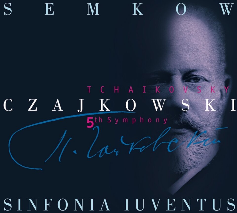 Na ilustracji widać okładkę albumu muzycznego.
Widnieje na niej portret Piotra Czajkowskiego (widoczny w prawej części obrazu, w odcieniach fioletowo‑niebieskich). Tekst na okładce informuje, że chodzi o nagranie 5. Symfonii Czajkowskiego (Tchaikovsky – Symphony No. 5).
Na okładce można przeczytać:
u góry: SEMKOW 
pośrodku: CZAJKOWSKI / TCHAIKOVSKY 5th Symphony,
u dołu: SINFONIA IUVENTUS (orkiestra).
Całość ma nowoczesny, graficzny układ z użyciem kontrastowych czcionek i kolorów.