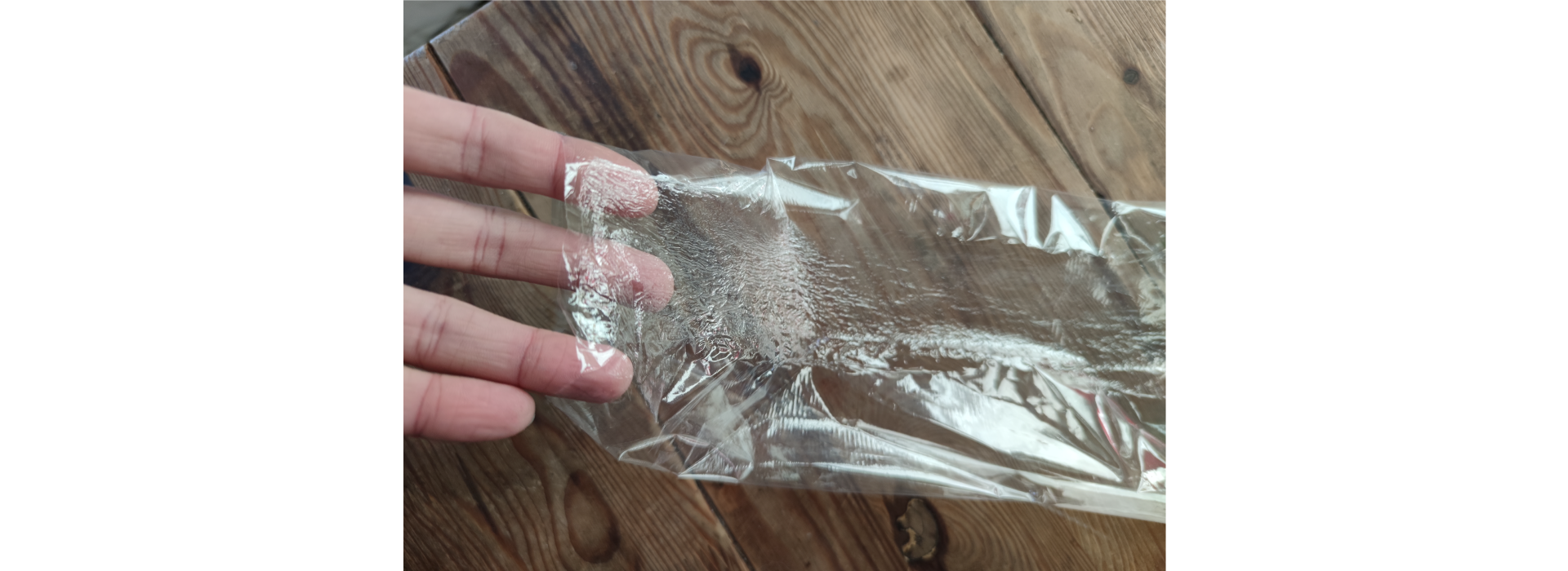 Zdjęcie 2. przedstawia zgrzane, trwale połączone końcówki folii.