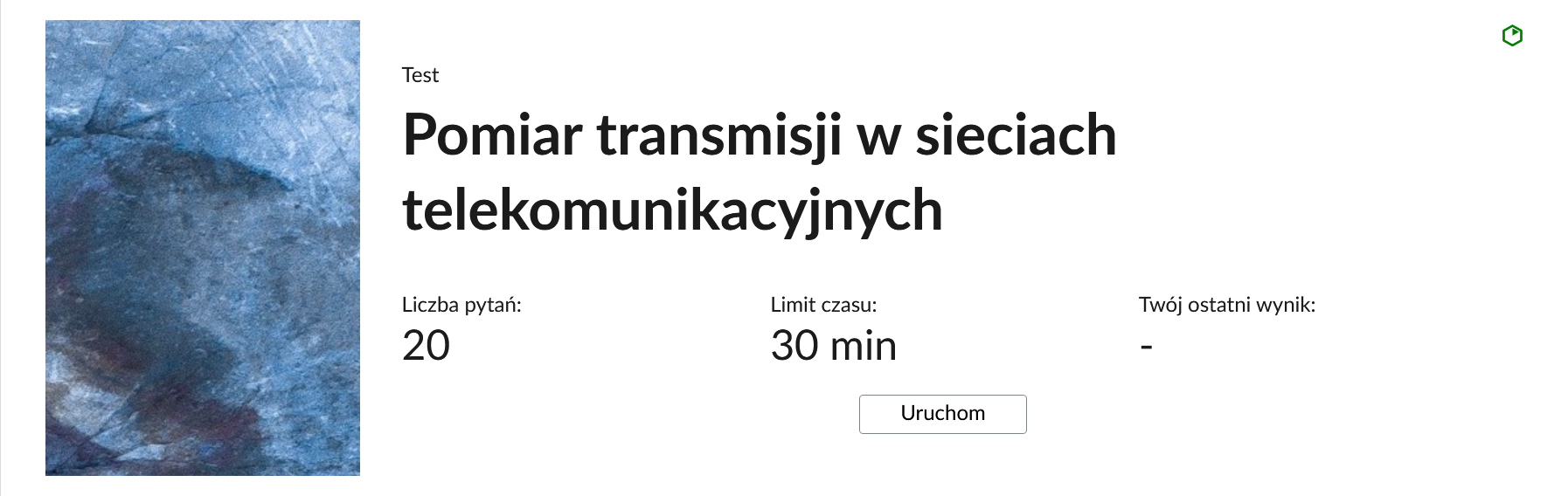 Grafika przedstawia przykładowy wygląd panelu testu. Składa się on z tytułu testu: "Pomiar transmisji w sieciach telekomunikacyjnych", informacji o liczbie pytań, czasie, w którym należy rozwiązać test, oraz o ostatnim uzyskanym wyniku. Poniżej widać przycisk "Uruchom".