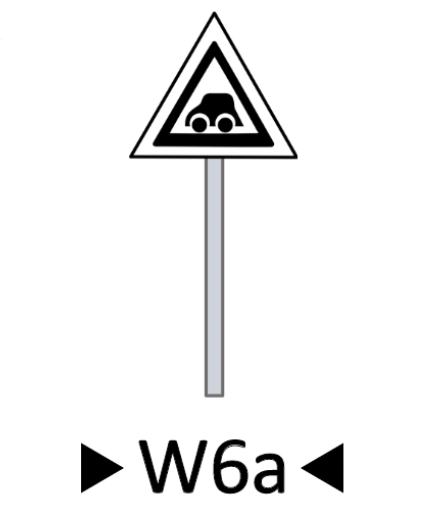 Wskaźnik wu sześć a. Trójkąt równoboczny osadzony na słupku. Trójkąt jest biały i ma czarny kontur. W trójkącie znajduje się rysunek samochodu osobowego.
