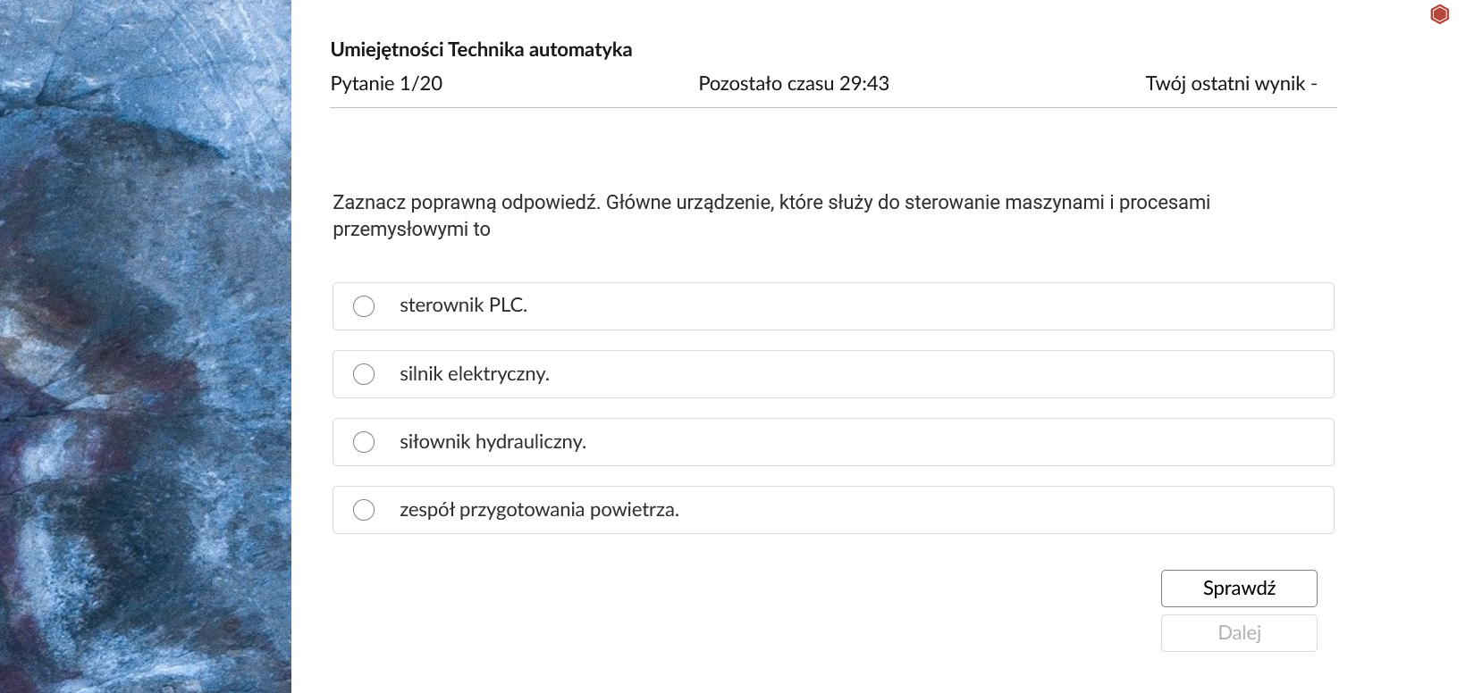 Grafika przedstawia przykładowe zadanie testowe. Ponad poleceniem widać numer pytania, czas, który pozostał na wypełnianie testu, oraz ostatni uzyskany wynik. Pod poleceniem znajdują się możliwe odpowiedzi. W prawym dolnym rogu panelu z zadaniem znajdują się dwa przyciski: Sprawdź oraz Dalej.