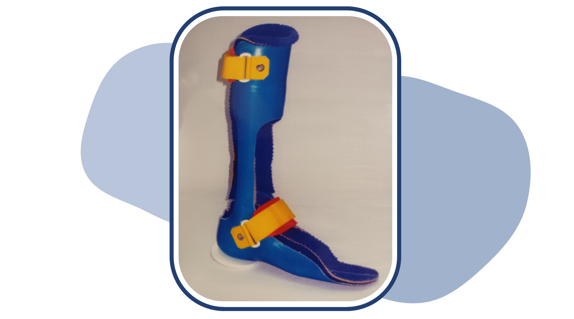 Grafika przedstawia ortezę mającą formę płaskiej podeszwy i przedłużenie po bokach nogi użytkownika, wzdłuż kości piszczelowej do stawu kolanowego. Orteza mocowana jest za pomocą trzech rzepów: w miejscu kości śródstopia, stawu skokowego i z tyłu kończyny pod stawem kolanowym pacjenta. Dodatkowo orteza jest zabudowana z przodu, pod stawem kolanowym. 