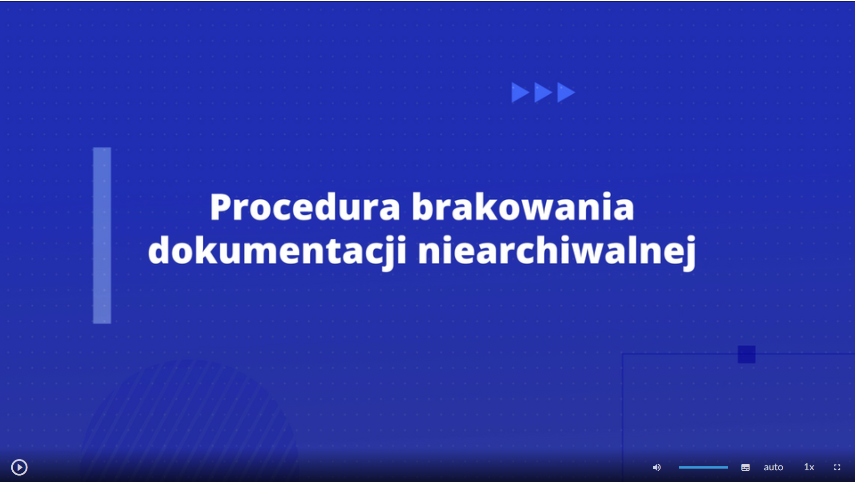 Przykładowy widok okna odtwarzacza sekwencji filmowej. W dolnej części znajdują się ikony nawigacyjne. W lewym dolnym rogu jest ikona trójkąta w kole. Symbol służy do uruchomienia filmu. Po prawej stronie dolnej części ekranu znajduje się ikona głośnika, a obok niego jest niebieska linia, na której można regulować poziom głośności. Obok jest ikona przedstawiająca fragment sylwetki człowieka (głowa i górna część tułowia). Po prawej stronie głowy znajdują się dwa białe półkola - zewnętrzne większe, wewnętrzne mniejsze. Ikona pozwala włączyć wersję filmu z audiodeskrypcją. Obok znajduje się biały prostokąt z czarnymi, małymi polami w dolnej części. To ikona służąca do włączenia napisów. Obok napis "auto", który pozwala zmienić jakość odtwarzanego filmu. Dalej na prawo napis: "jeden x". Ten przycisk pozwala na zmianę szybkości odtwarzania filmu. W prawym dolnym rogu białe, przerywane kontury kwadratu. To ikona pozwalająca przejść do trybu pełnoekranowego.