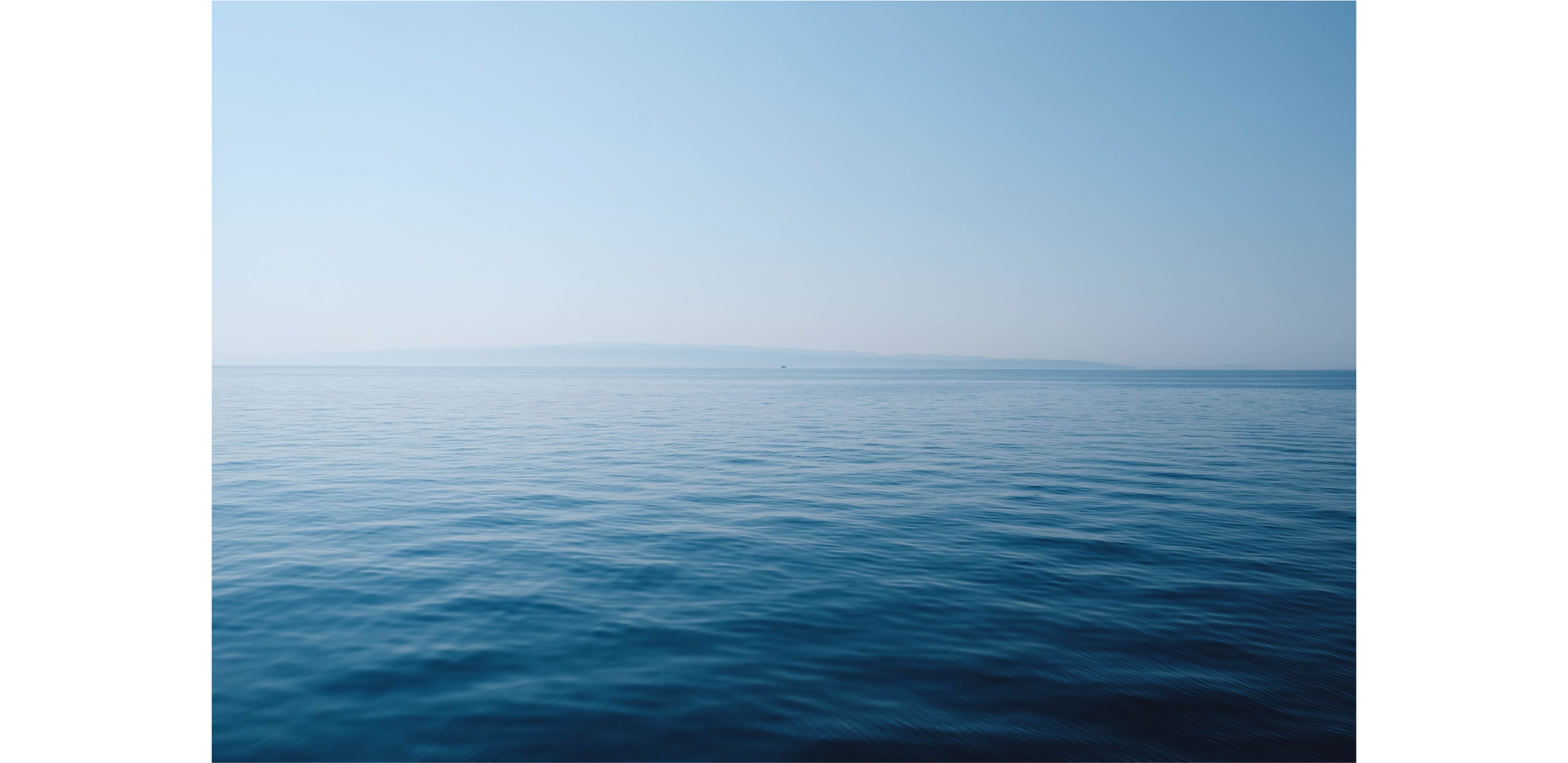 Zdjęcie przedstawia morze.