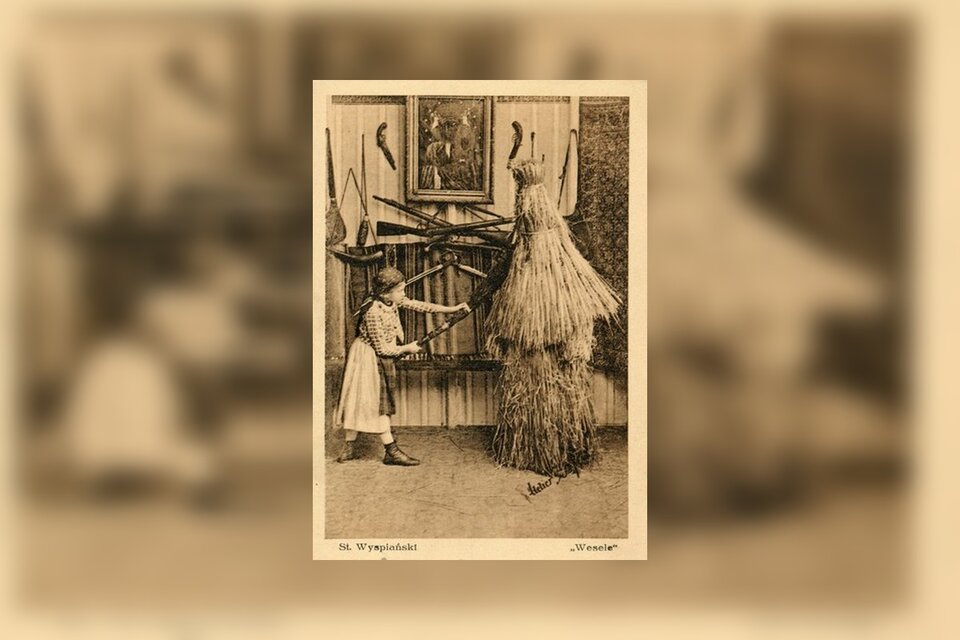 Zdjęcie przedstawia wnętrze pokoju. Na ścianie wisi obraz Matki Boskiej Częstochowskiej, a przy niej strzelby, pistolety. W pomieszczeniu znajduje się mała dziewczynka w stroju ludowym. Miotłą uderza stojącego przed nią chochoła ze słomy.