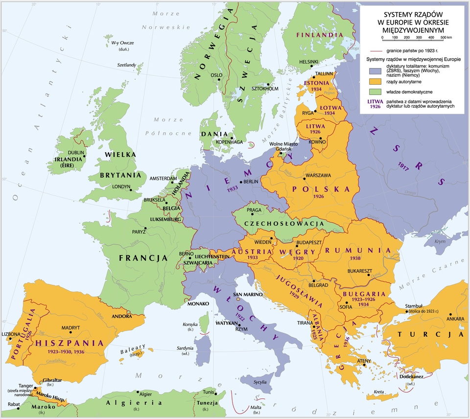 Mapa przedstawia systemy rządów w Europie w okresie międzywojennym. Dyktatury totalitarne występowały w trzech państwach, we Włoszech od1922 faszyzm, W Niemczech od 1933 nazizm oraz w Związku Radzieckim od 1917 komunizm. Rządy autorytarne występowały w Turcji, od 1920 na Węgrzech, od 1923 do 1926, a potem od 1934 w Bułgarii, od 1923 do 1930, a potem od 1936 w Hiszpanii, od 1925 w Albanii, od 1926 w Polsce i na Litwie, od 1929 w Jugosławii, od 1933 w Austrii, od 1934 na Łotwie i w Estonii, od 1936 w Grecji, od 1938 w Rumunii. Władze demokratyczne występowały w wielkiej Brytanii, Irlandii, Szwecji, Norwegii, Finlandii, Francji, Belgii, Holandii, Luksemburgu, Sam Marino, Andorze, Monako, Szwajcarii oraz Czechosłowacji.