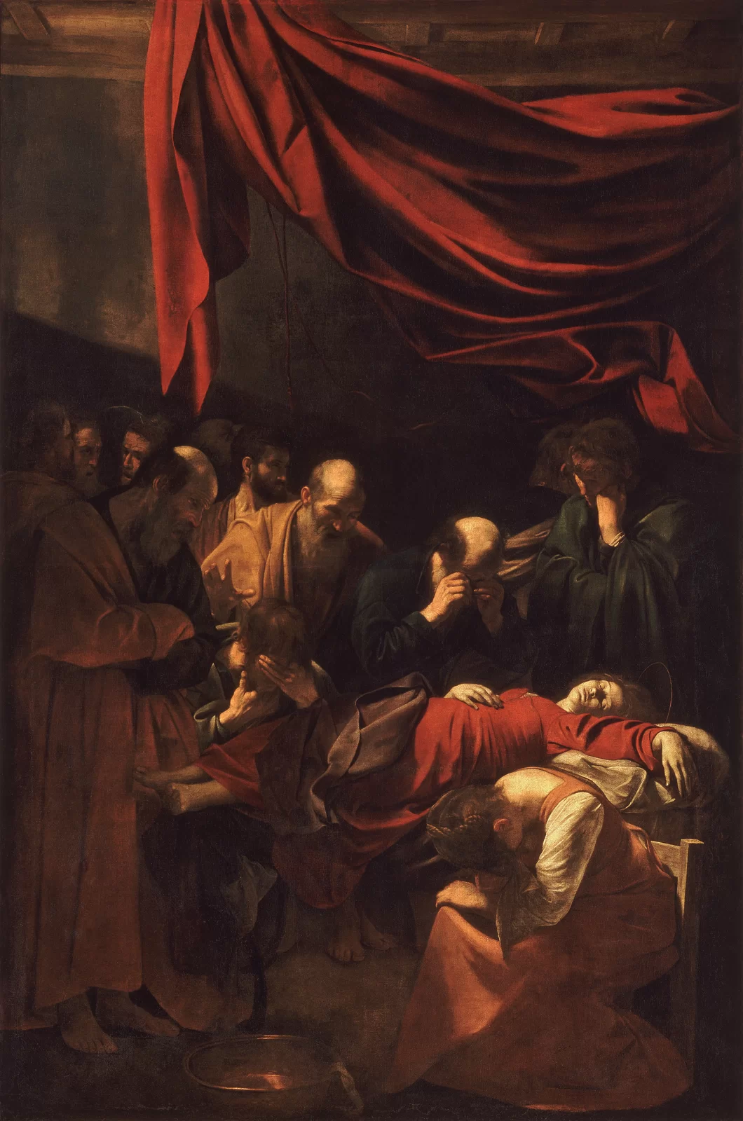 Ilustracja o kształcie pionowego prostokąta przedstawia obraz Caravaggia „Zaśnięcie Marii”. Ukazuje zmarłą Marię w otoczeniu innych osób. Ciało kobiety w czerwonej sukni bezwładnie leży na łożu. Prawa ręka spoczywa na ciele, lewa wystaje poza łóżko. Na twarzach stojących wokół łóżka mężczyzn rysuje się powaga, ból, rozpacz i cierpienie. Za nimi widocznych jest kilku rozmawiających postaci. Po prawej stronie, na krześle przy łożu siedzi skulona kobieta i opłakuje śmierć Marii. Nad sceną wisi czerwona, spięta u góry kotara. Tło ściany utrzymane jest w brązach.