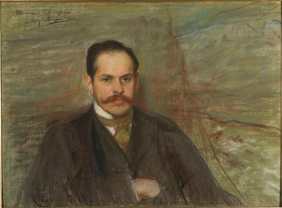 Obraz przedstawia portret mężczyzny. Jest on w średnim wieku. Ma krótko ostrzyżone, ciemne włosy i gęste, podkręcone ku górze wąsy. Jego twarz jest owalna. Mężczyzna siedzi. Na ramiona ma zarzucony płaszcz. Spod niego wystaje fragment prawej dłoni.