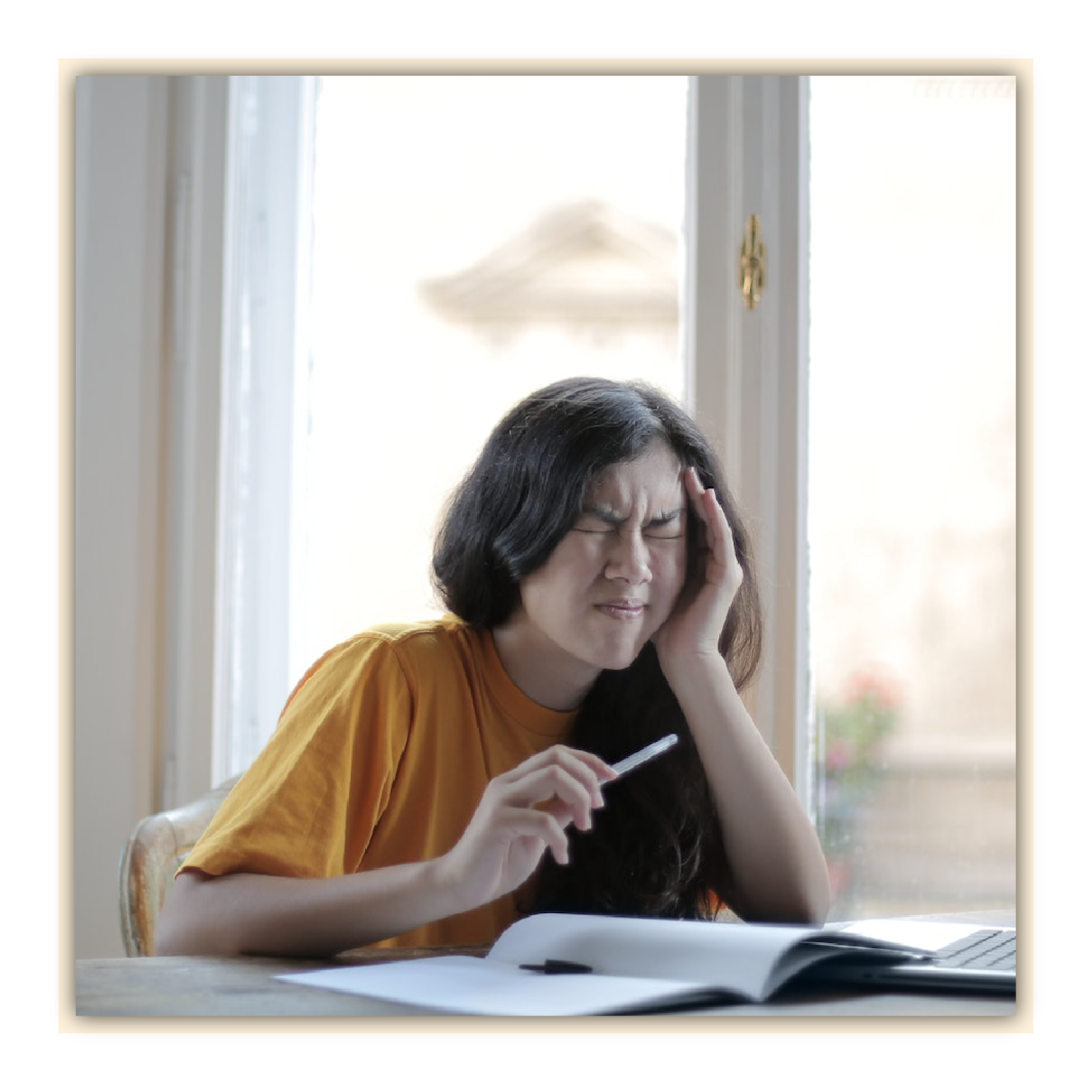 Ilustracja przedstawia kobietę trzymającą się za skroń w geście bólu.