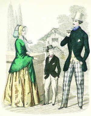 Rysunek przedstawia kobietę ubraną w zielono- żółtą suknię z chustą na głowie, mężczyznę ubranego w ciemną marynarkę, spodnie w kratkę i wysoki jascy cylinder oraz chłopca również ubranego w ciemną marynarkę i cylinder. Chłopiec podpiera się o lasce, a mężczyzna ma ciemne włosy i wąsa. W oddali znajduje się dom oraz drzewa.