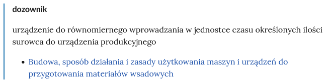 Ilustracja przedstawia widok pojęcia w słowniku wraz z jego wyjaśnieniem. Pojęcie zapisane jest pogrubioną czcionką a pod nim znajduje się obszerny opis. Na dole opisu znajduje się odnośnik do odpowiedniego materiału, wyróżniony kolorem niebieskim. Na całej wysokości po lewej stronie, przebiega niebieska linia pomagająca na wyróżnienie długości obszaru z wyjaśnionym pojęciem.