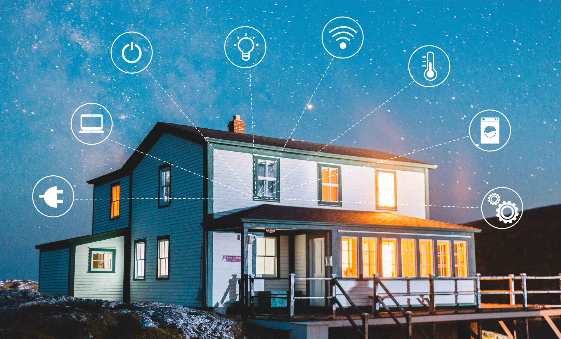 Zdjęcie przedstawia duży, piętrowy dom z lekko spadzistym dachem. Z przodu domu znajduje się zabudowany taras. Od domu  odchodzą przerywane linie. Na końcu każdej linii znajduje się piktogram przedstawiający jakiś symbol związany z inteligentnym domem. Piktogramy znajdują się w kółeczkach i przedstawiają: wtyczkę do kontaktu, komputer, znak włączania urządzenia, żarówkę, sieć wi‑fi
, termometr, pralkę oraz zazębiające się dwa tryby.