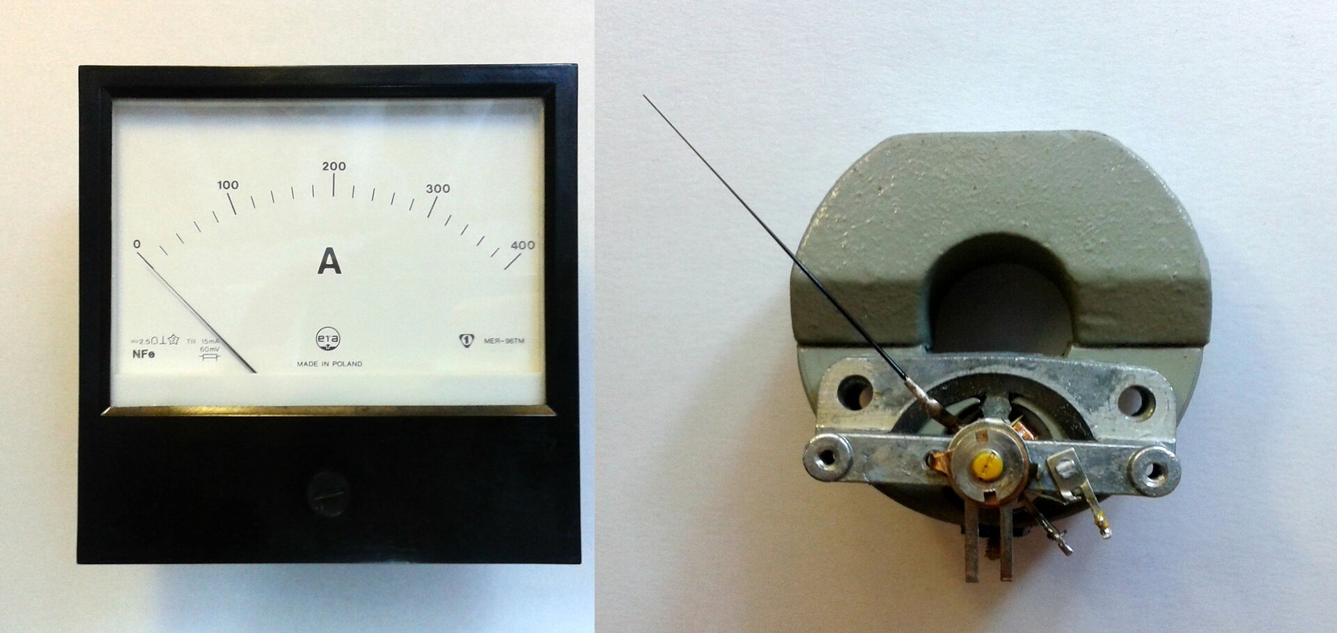 Rys. 5. Ilustracja podzielona jest na dwie części, prawą oraz lewa. Lewa część przedstawia zdjęcie analogowego amperomierza. Amperomierz, widoczny w postaci prostopadłościennego, czarnego urządzenia leży na białej powierzchni. Większą część podstawy amperomierz, która jest widoczna dla użytkownika stanowi białe pole. Na białym polu widoczna jest skala w postaci czarnych odcinków tworzących wygięty w górę łuk. Na skali zaznaczono wartości od zera do czterystu, co sto w jednostce głównej i co dwadzieścia w jednostkach pomocniczych. W dolnej części białego pola znajduje się czarna i cienka wskazówka, która podczas pomiaru wskazuje na skali uzyskany wynik. Prawa strona ilustracji przedstawia zdjęcie magnetoelektrycznego ustroju pomiarowego stanowiącego część amperomierza. Urządzenie widoczne jest w postaci metalowego pierścienia, do którego dolnej części przymocowana jest czarna wskazówka. Wskazówka zamontowana jest w cylindrycznym uchwycie, który umożliwia jej ruch w płaszczyźnie pierścienia.