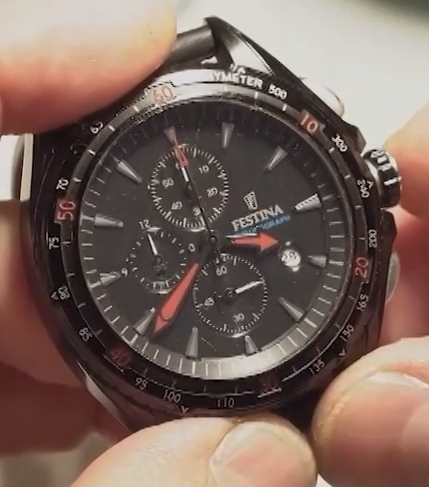 Zbliżenie na tarczę zegarka z funkcją chronografu. Na tarczy znajdują się trzy wskazówki oraz trzy mniejsze tarcze.