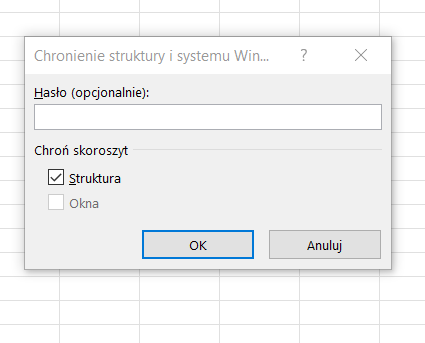 Ilustracja przedstawia okno wyświetlone na tle komórek arkusza. Ma tytuł Chronienie struktury i systemu Windows. W opcji Chroń skoroszyt zaznaczono Struktura. Zastosowano przycisk OK.  