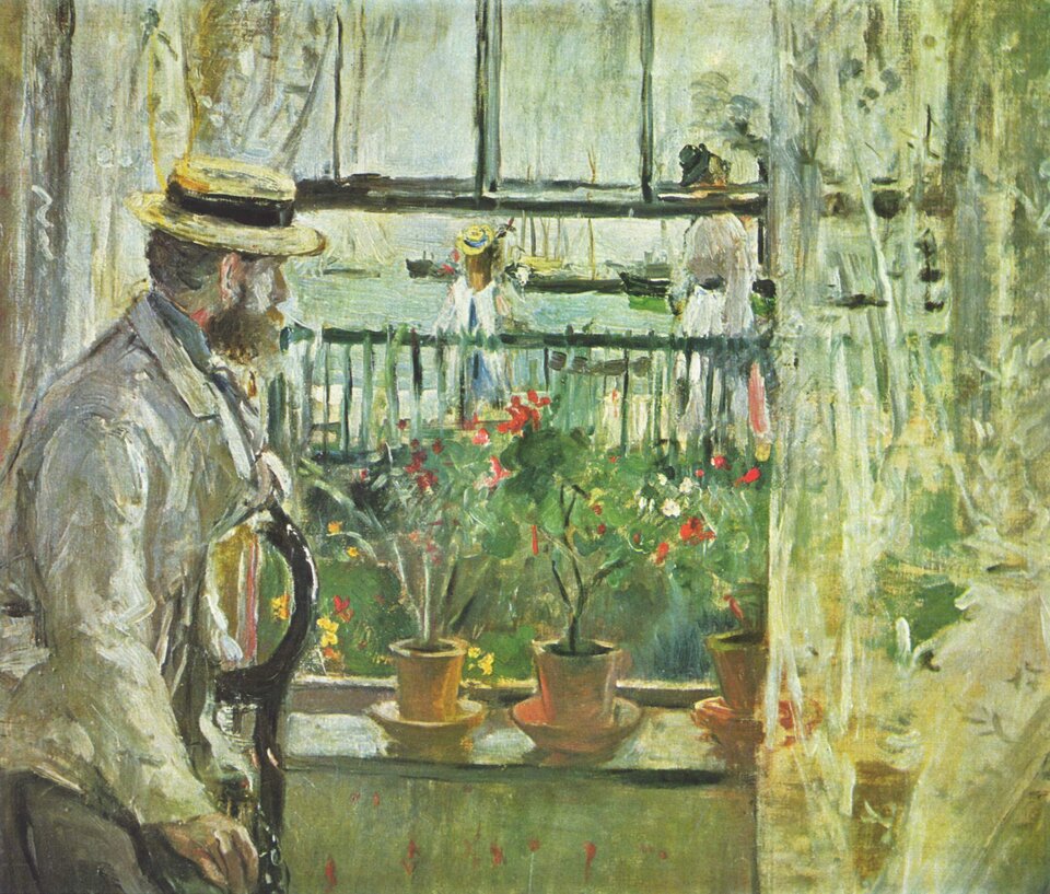 Ilustracja przedstawia obraz pt. „Eugène Manet  na wyspie Wight” autorstwa   Berthy Morisot. Obraz ukazuje portret męża Morisot . Malarka portretuje go patrząc przez okno na przechodniów i statki widoczne w oddali. Mężczyzna ubrany w kapelusz i jasny garnitur. Ma długą brodę i wąsy. Przestrzeń między ramą podniesionego okna i płotem ogrodu, tworząc wydłużony prostokąt, który zdaje się pokrywać to, co widzi oko  Eugena Maneta , przypomina otwór obiektywu. 
