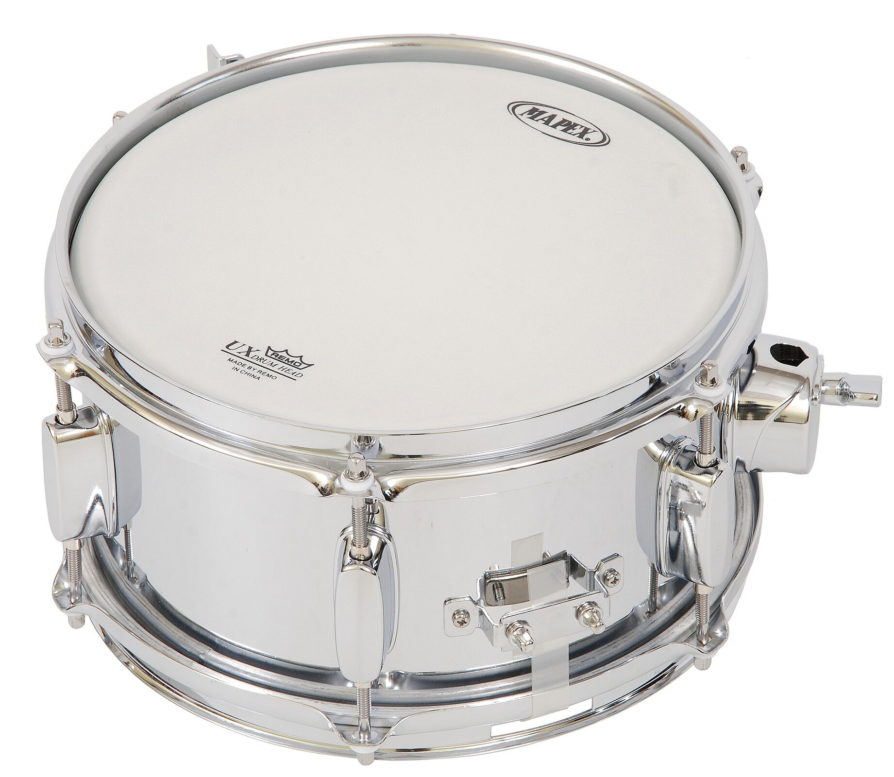 Zdjęcie przedstawia werbel. Przedmiot ma kształt walca w kolorze srebrnym, w ujęciu trzy czwarte. W górnej części widoczne koło otoczone srebrną obręczą z pionowo usytuowanymi zaczepami.