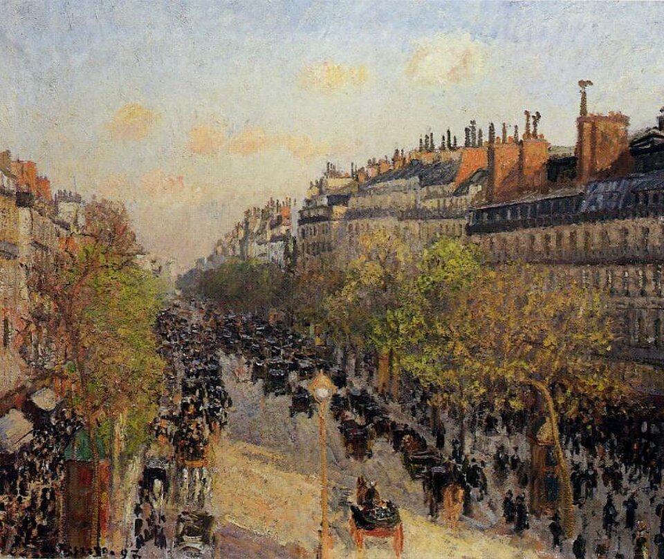 Ilustracja przedstawia obraz pt. „Bulwar Montmartre ” autorstwa   Camilla Pissarro . Obraz przedstawia tętniący życiem bulwar w Paryżu, widziany z okna na piętrze budynku. Po obu stronach szerokiej ulicy stoją wysokie, eleganckie kamienice z charakterystycznymi dachami i licznymi kominami, a na niebie unoszą się delikatne chmury. Wzdłuż chodników rosną drzewa, częściowo pokryte liśćmi, co sugeruje wiosnę lub wczesną jesień. Ulica jest pełna licznych powozów oraz pieszych spacerujących po chodnikach. Artysta zastosował technikę z miękkimi, krótkimi pociągnięciami pędzla i rozproszonym światłem, co nadaje scenie lekkości i wrażenia ulotności chwili. Kolorystyka jest ciepła i harmonijna – dominują odcienie beżu, brązu, zieleni i błękitu. Całość oddaje atmosferę miejskiego gwaru i dynamiki życia w XIX‑wiecznego Paryża.