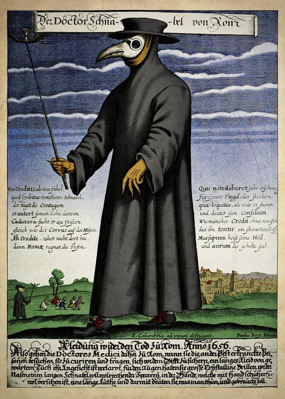 Ilustracja przedstawia ogromną postać stojącą na łące. Ma białą maskę z długim dziobem i goglami. Na głowie ma szeroki, czarny kapelusz z rondem. Postać ubrana jest w długą, czarną szatę z długimi rękawami, która szczelnie okrywa jej ciało. Ma dłonie z długimi paznokciami. W prawej ręce trzyma kij, który zwieńczony jest nietoperzymi skrzydełkami i klepsydrą. Na dole w tle podobna postać idzie za grupą ludzi, która przed nim ucieka. Obok stoją zabudowania miasta. Na ilustracji znajdują się napisy w obcym języku.