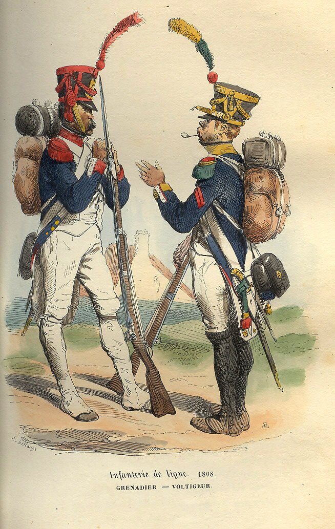 Obraz przedstawia dwóch napoleońskich żołnierzy. Stojący po lewej to grenadier, w białej kamizelce i spodniach i granatowej kurtce z czerwonymi wyłogami na mankietach. Mężczyzna ma wysoką czapkę z czerwonymi elementami i wysokim piórem na froncie. Jest uzbrojony w karabin z bagnetem, na plecach ma plecak. Stojący po prawej stronie to woltyżer. Ma białe spodnie i niebieską kurtkę wykończoną żółtymi wyłogami na mankietach. Na głowie ma wysoką czapkę wykończoną żółtymi elementami i z długim żółto‑zielonym piórem na froncie. Jest uzbrojony w karabin z bagnetem, szablę, na plecach ma założony plecak.