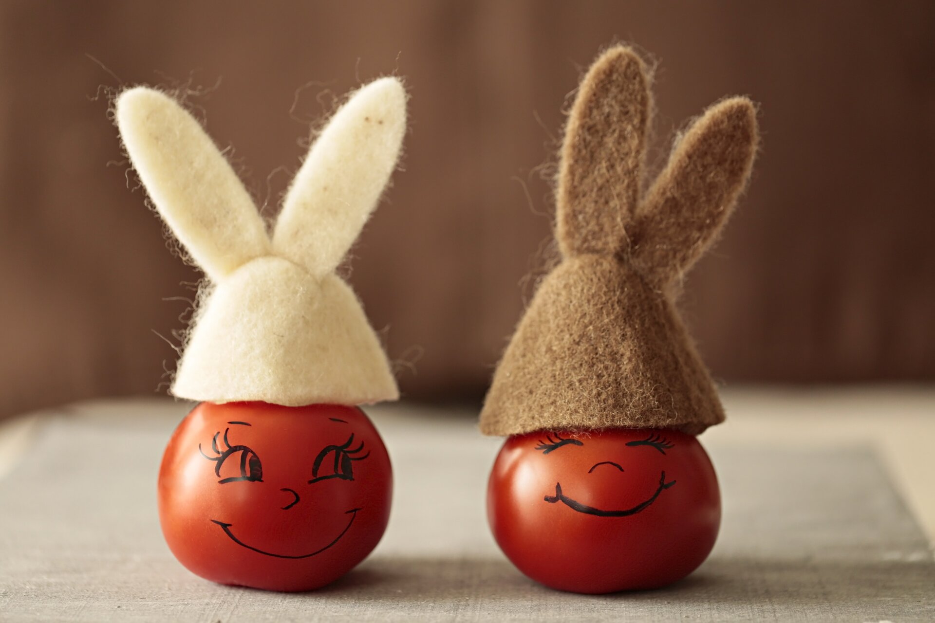 Ilustracja przedstawia pomidory z dorysowanymi uśmiechami i założonymi czapeczkami 