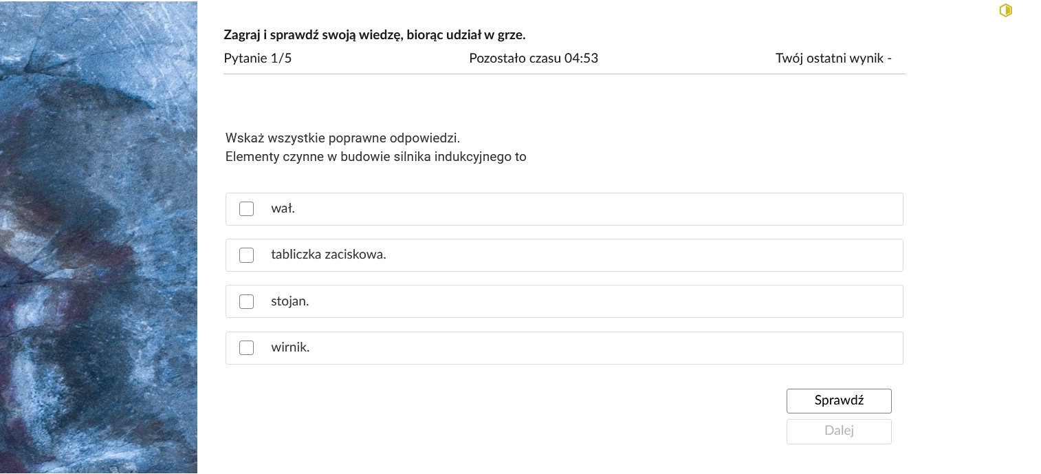 Grafika przedstawia przykładowe zadanie testowe. Ponad poleceniem widać numer pytania, czas, który pozostał na wypełnianie testu, oraz ostatni uzyskany wynik. Pod poleceniem znajdują się możliwe odpowiedzi. W prawym dolnym rogu panelu z zadaniem znajdują się dwa przyciski. Są to "Sprawdź" oraz "Dalej".