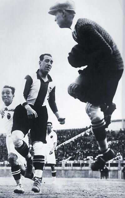 Ricardo Zamora, bramkarz hiszpański (po prawej). Ricardo Zamora, bramkarz hiszpański (po prawej). Źródło: domena publiczna.