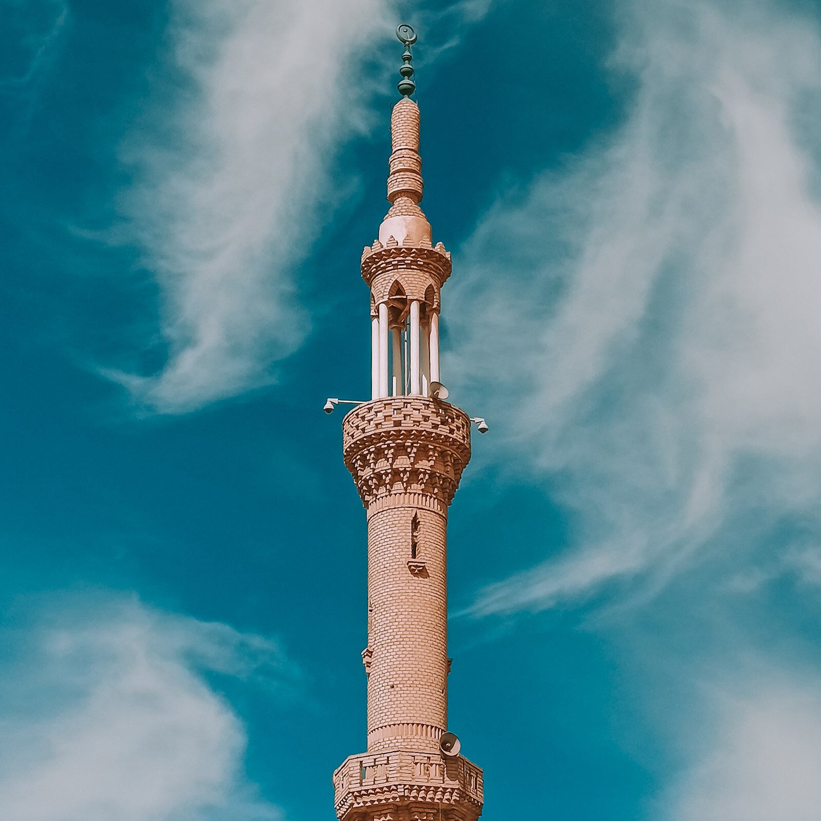 Zdjęcie zrobione od dołu, przedstawiające wysoką wieżę.