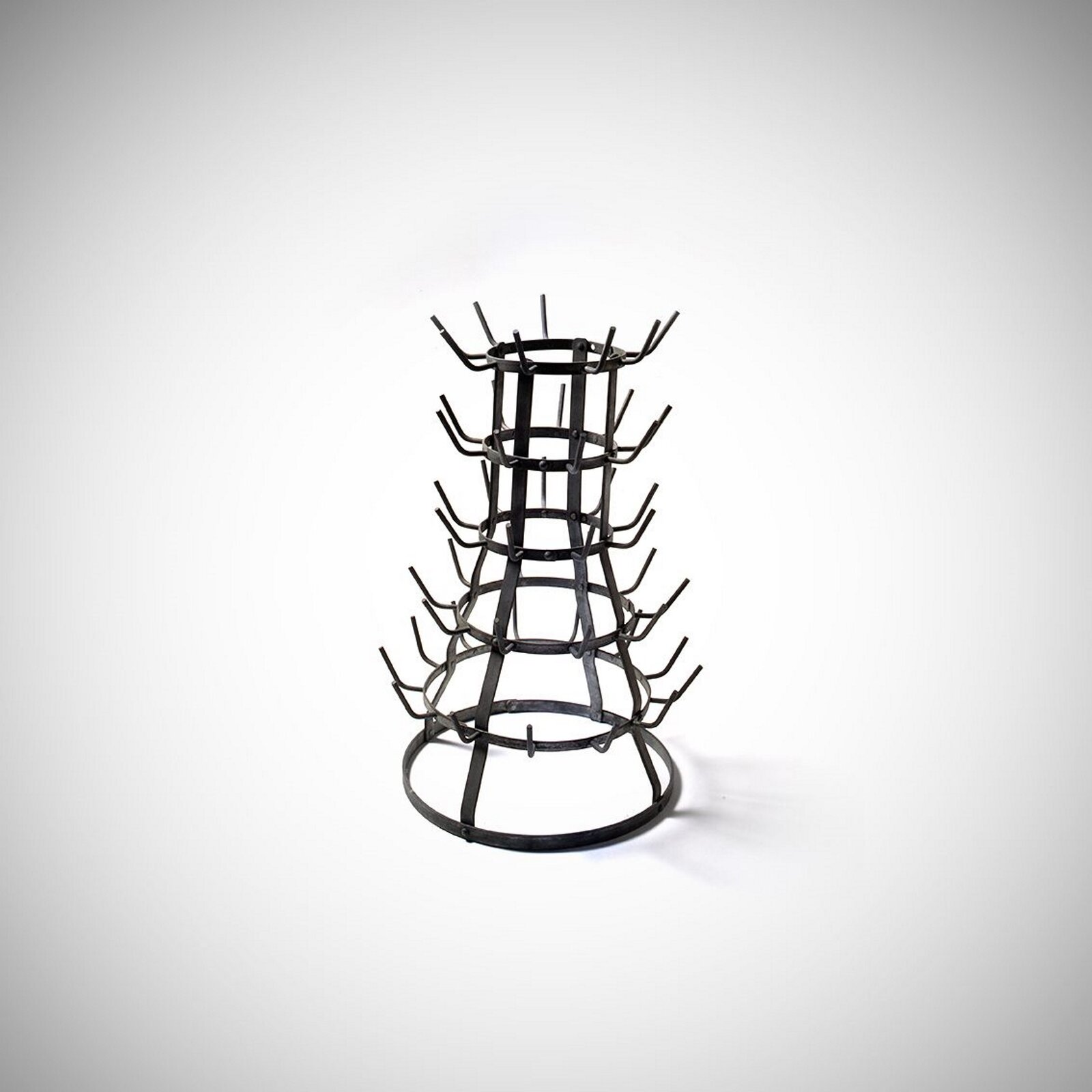 Ilustracja przedstawia pracę Marcela Duchampa pt. „Suszarka do butelek”. Dzieło powstało w 1914 roku. Autorem dzieła był francuski malarz kojarzony z nurtami kubizmu i sztuki konceptualnej. Na ilustracji znajduje się metalowa suszarka na butelki.