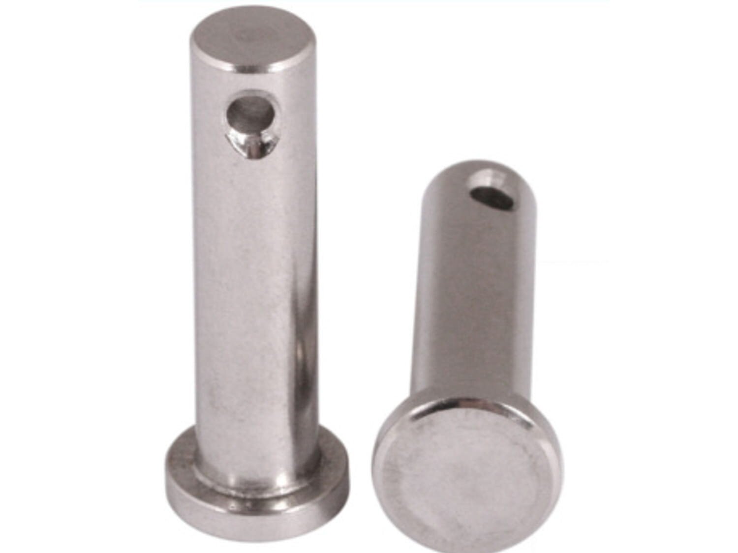 Zdjęcie przedstawia dwa sworznie, czyli stalowe pręty o okrągłym przekroju z otworem u dołu.