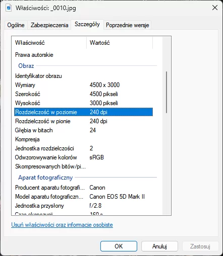 Okienko właściwości fotografii wyświetlone w systemie Windows. Z dostępnych zakładek "Ogólne", "Zabezpieczenia", "Szczegóły" i "Poprzednie wersje" wybrana jest zakładka "Szczegóły". Znajdują się w niej dwie kolumny "Właściwości" oraz "Wartości". Kolejne wiersze kolumny zawierają informacje "Prawa autorskie" - puste pole. Zakładka Obraz. "Identyfikator obrazu" - puste pole. "Wymiary"  - "4500 x 300". "Szerokość" - "4500 pikseli". "Wysokość" - "3000 pikseli". "Rozdzielczość w poziomie" - "240 dpi". "Rozdzielczość w pionie" - "240 dpi". "Głębia w bitach" - "24". "Kompresja" - puste pole. "Jednostka rozdzielczości" - "2". "Odwzorowywanie kolorów" - "sRGB". "Skompresowanych bitów/pi" - puste pole. Zakładka Aparat fotograficzny. "Producent aparatu fotograficznego" - "Canon". "Model aparatu fotograficznego" - "Canon EOS 5D Mark II". "Jednostka przysłony" - "f/2.8". Poniżej szczegółów dostępna jest opcja "Usuń właściwości oraz informacje osobiste". Dostępne są przyciski "Ok" oraz "Anuluj" i nieaktywne "Zastosuj". 