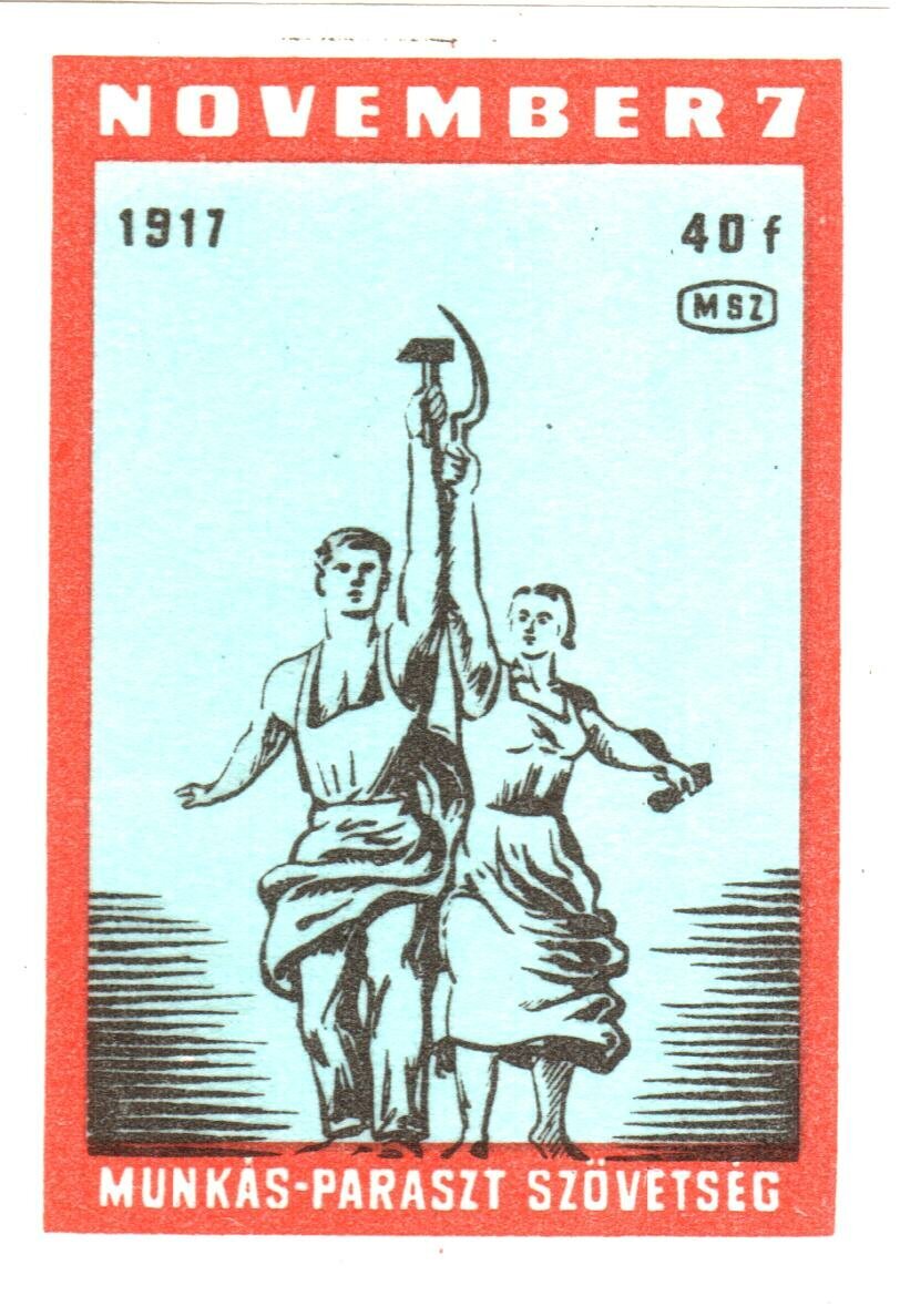 Obraz przedstawia parę ludzi. To młodzi kobieta i mężczyzna. Stoją obok siebie. W uniesionych dłoniach trzymają - mężczyzna młot, kobieta - sierp.