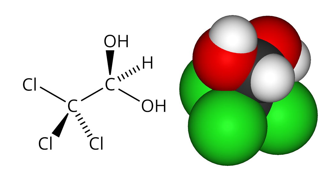 Ilustracja przedstawia wzór przestrzenny oraz model kulkowy chloralu. Wzór opisano: atom węgla łączy się przez wiązania pojedyncze z trzema atomami chloru oraz tworzy wiązanie pojedyncze z atomem węgla dodatkowo związanym z dwiema grupami hydroksylowymi i atomem wodoru. Model zbudowany jest z siedmiu połączonych ze sobą kulek, których wielkość zależy od rozmiaru atomu. Największe, zielone, to atomy chloru. Czarne to atomy węgla, czerwone to atomy tlenu, a najmniejsze, białe, to atomy wodoru. Struktura jest zwarta.