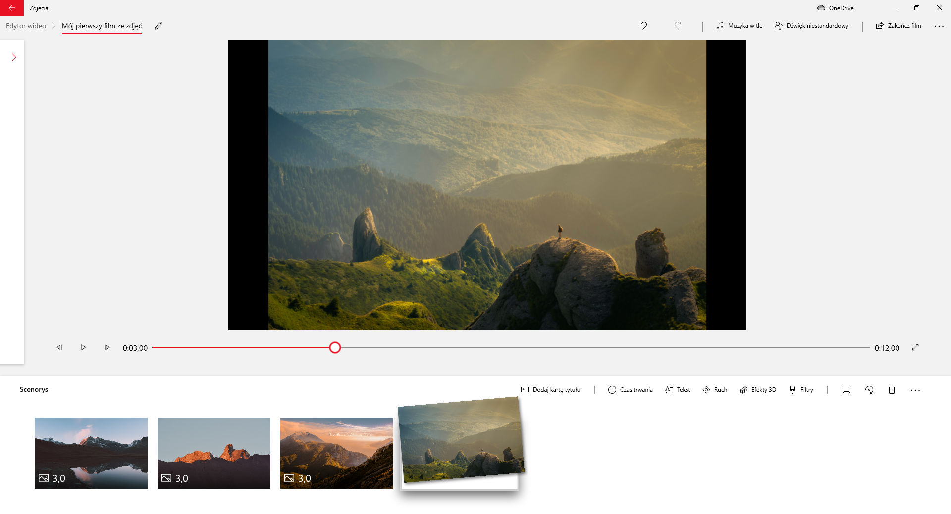 Na zrzucie ekranu przedstawiono zmianę kolejności wyświetlania obrazów w aplikacji Edytor Wideo. Ekran roboczy aplikacji jest podzielony na dwie sekcje. W górnej części znajduje się ścieżka z wybranymi zakładkami: edytor wideo, mój pierwszy film ze zdjęć. Za nią widoczny jest przycisk z rysunkiem ołówka. Po prawej stronie aplikacji widoczne są przyciski: strzałka z grotem skierowanym w lewo, strzałka z grotem skierowanym w prawo, muzyka w tle, dźwięk niestandardowy, zakończ film i trzy kropki rozwijające więcej opcji.Poniżej widoczne jest okno edycji filmu. Główną cześć okna stanowi prostokątny obszar na którym wyświetlany jest film. Przykładowo jest to klatka filmowa pokazujący górzysty teren porośnięty drzewami. Pod obszarem filmowym umieszczony jest suwak pokazujący czas trwania. Na suwaku jest okrągły znaczki czasu Po lewej stronie suwaka znajduje się przycisk z narysowanym grotem strzałki skierowanym w lewo, przycisk , przycisk z narysowanym grotem zwróconym w prawo oraz informacja o czasie trwania filmu. Z prawej strony suwaka widoczna jest informacja z czasem trwania filmu praz przycisk przedstawiający prostą na końcu której znajdują się groty strzałek. Groty są skierowane na zewnątrz.Pod suwakiem znajduje się sekcja: scenorys. W sekcji scenorysu widoczne są cztery obrazy przedstawiające tereny górskie. W lewym dolnym rogu obrazów znajduje się cyfry. Pierwsze trzy obrazy mają cyfrę trzy ostatni cyfrę dziesięć. Ostatni obraz jest nieznacznie wysunięty. Przesunięcie nastąpiło poprzez chwycenie obrazu i upuszczenie go w zadane miejsce. W prawym górnym rogu sekcji scenorysu umieszczone są przyciski: dodaj kartę tytułu, czas trwania, tekst, ruch, efekty trzy de, filtry, przycisk z symbolem prostokąta w narożach którego znajdują się okręgi, przycisk z symbolem punktu wokół którego prowadzona jest strzałka której grot skierowany jest w dół, przycisk kosza, oraz trzy kropki po naciśnięciu których pojawia się więcej opcji.