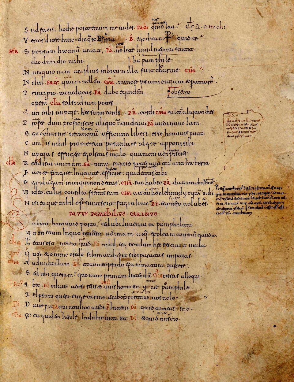 Zdjęcie przedstawia pożółkłą, poplamioną kartę rękopisu. Jest ona zapisana czarnym atramentem w języku łacińskim. Niektóre wyrazy zapisano czerwonym atramentem. Kilka wyrazów jest przekreślonych. Na marginesie znajdują się notatki pisane drobniejszymi od tekstu literami.