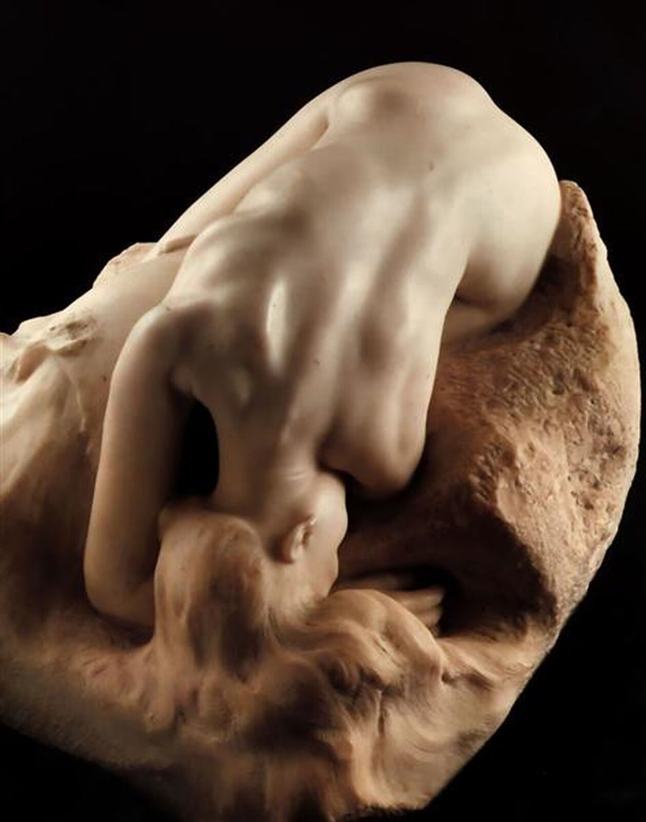 Ilustracja przedstawia rzeźbę „Danaida” autorstwa Auguste Rodina. Rzeźba ukazuje Danaidę jako eteryczną, o płynnych liniach, wyłaniająca się z bloku surowego marmuru kobietę.