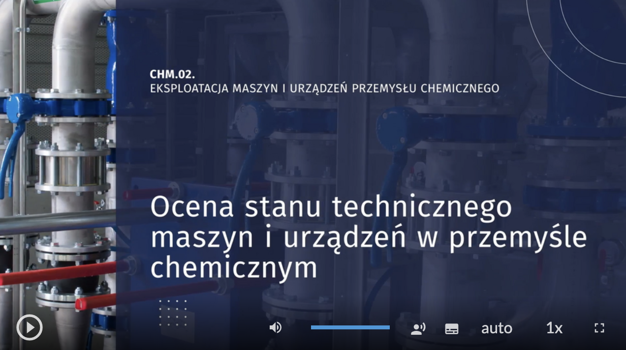 Grafika przedstawia wygląd okna, w którym prezentowane są dwie sekwencje filmowe. Pierwsza sekwencja to CHM 02, eksploatacja maszyn i urządzeń przemysłu chemicznego: Ocena stanu technicznego maszyn i urządzeń w przemyśle chemicznym. W tle widoczne są dwie duże kadzie znajdujące się w zakładzie produkcyjnym. W dolnej części okna zamieszczono pasek odtwarzacza z ikonami umożliwiającymi nawigację, zmianę głośności i informacją o szybkości odtwarzania filmu. 